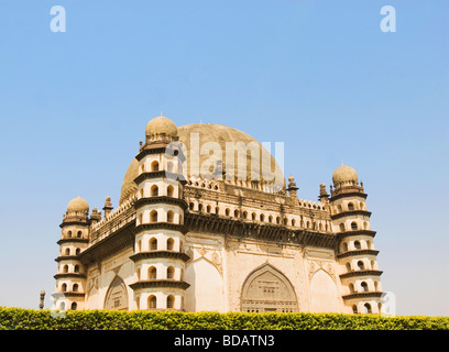 Fassade eines Mausoleums, Gol Gumbaz, Bijapur, Karnataka, Indien Stockfoto