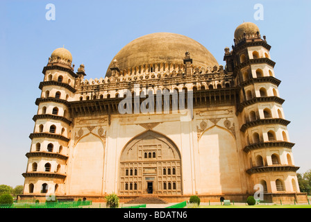 Fassade eines Mausoleums, Gol Gumbaz, Bijapur, Karnataka, Indien Stockfoto