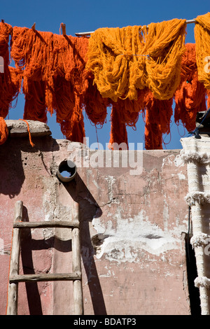 Gefärbte Gewebe Garn im Stadtteil Färber Souk, Medina, Marrakesch, Marokko, Nordafrika Stockfoto