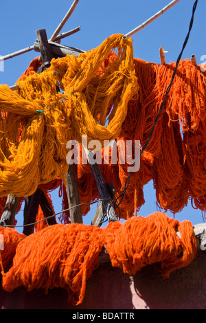 Gefärbte Gewebe Garn im Stadtteil Färber Souk, Medina, Marrakesch, Marokko, Nordafrika Stockfoto