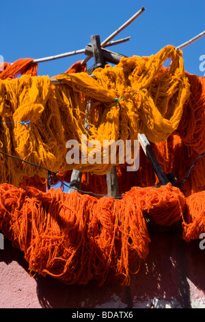 Gefärbte Gewebe Garn im Stadtteil Färber Souk, Medina, Marrakesch, Marokko, Nordafrika Stockfoto