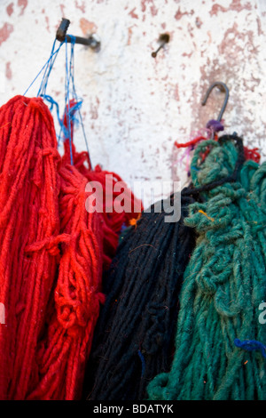 Gefärbte Gewebe Garn im Stadtteil Färber Souk, Medina, Marrakesch, Marokko, Nordafrika Stockfoto