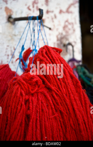 Gefärbte Gewebe Garn im Stadtteil Färber Souk, Medina, Marrakesch, Marokko, Nordafrika Stockfoto