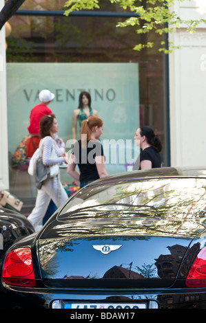 Luxus-Auto parkte am Pařížská Friedenstrasse - Paris Avenue Stockfoto