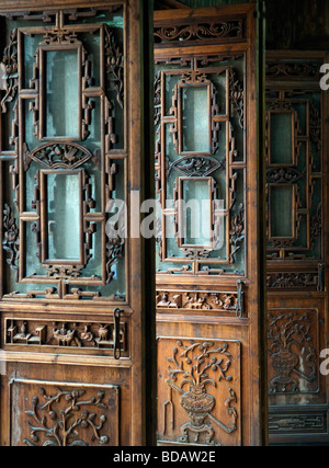 Verzierten Holztüren im 18. Jahrhundert Chen Familie Haus alte Stadt von Fenghuang Hunan China Stockfoto