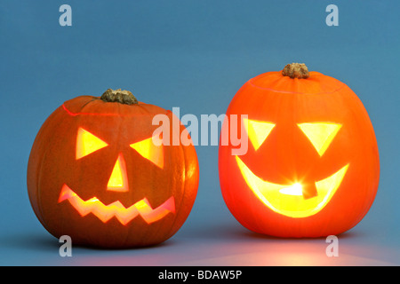 Zwei geschnitzte Halloween Kürbisse Stockfoto