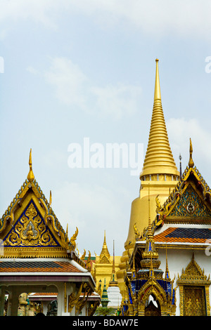 Traditionelle Strukturen verziert Gold im Grand Palace in Bangkok Thailand Stockfoto