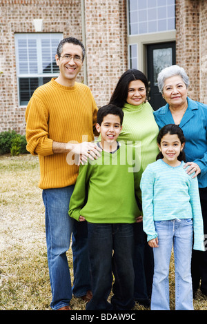 Familien stehen vor einem Haus und lächelnd Stockfoto