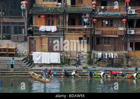 Am Flussufer Holzbauten auf Tuo Fluss antiken Stadt Fenghuang Hunan China Stockfoto