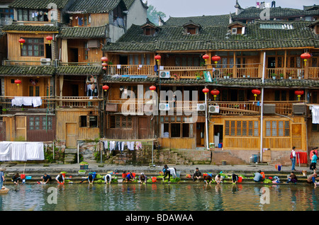 Am Flussufer Holzbauten auf Tuo Fluss antiken Stadt Fenghuang Hunan China Stockfoto