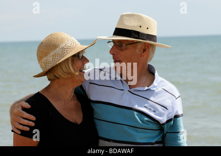 Porträt von Mann und Frau tragen Sonnenhüte am Meer Stockfoto