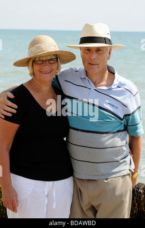 Porträt von Mann und Frau tragen Sonnenhüte am Meer Stockfoto