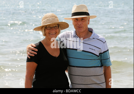 Porträt von Mann und Frau tragen Sonnenhüte am Meer Stockfoto