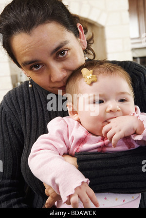 Porträt einer reifen Frau hält ihre Tochter und lächelnd Stockfoto