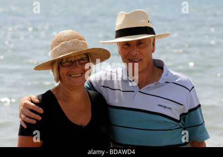 Porträt von Mann und Frau tragen Sonnenhüte am Meer Stockfoto