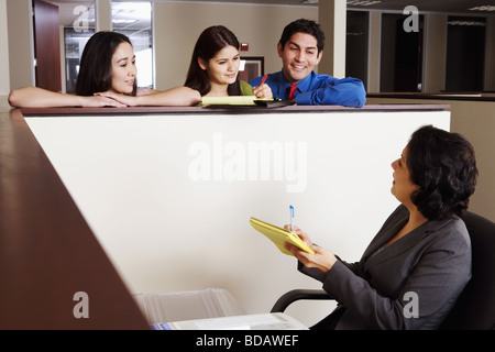 Unternehmer und Unternehmerinnen, die über eine Kabine Partition miteinander zu reden Stockfoto