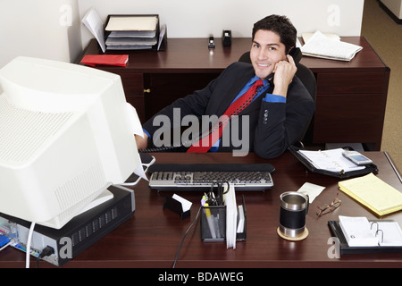 Porträt eines Geschäftsmannes am Telefon im Büro sprechen und Lächeln Stockfoto