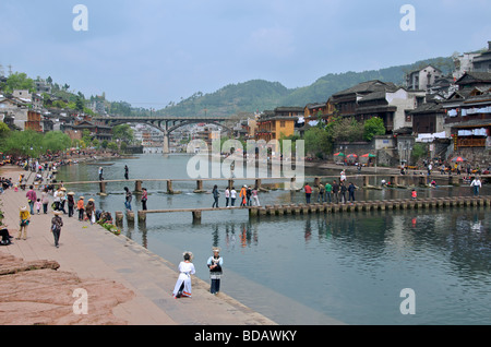 Schmalen Holzstegen über Tuo Fluss antiken Stadt Fenghuang Hunan China Stockfoto