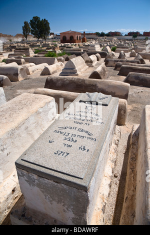 Gräber in der der alte jüdische Friedhof im Stadtteil Mellah der Medina, Marrakesch, Marokko, Nordafrika Stockfoto