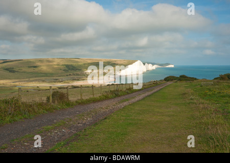 Blick auf Kreidefelsen Seven Sisters von Seaford Kopf mit führenden Pfad Stockfoto