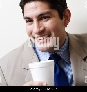 Nahaufnahme eines Geschäftsmannes eine Einweg-Tasse halten und Lächeln Stockfoto