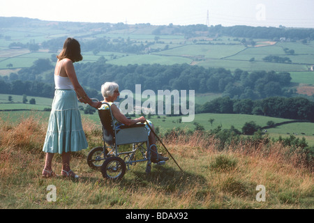 Ältere Frau in einem Rollstuhl bewundern Yorkshire Landschaft in der Nähe von Halifax Stockfoto