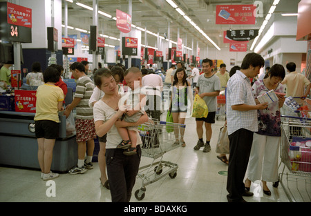 Chinesische Kunden Einkauf bei Wal-Mart Supermarkt in Peking, China. 15. August 2009 Stockfoto