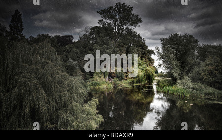 HDR-Shot einer Moody River-Szene. Der Fluss Cam-Kreuzung in Grantchester, Cambridge UK Stockfoto