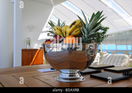 Schale mit Obst in einer Metallschale in einem sonnigen spa Stockfoto