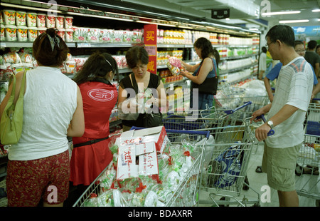 Chinesische Kunden Einkauf bei Wal-Mart Supermarkt in Peking, China. 15. August 2009 Stockfoto