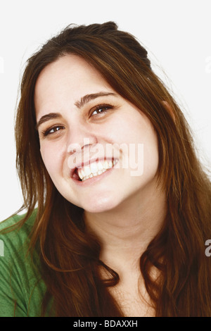 Nahaufnahme einer Mitte erwachsenen Frau lächelnd und blickte Stockfoto