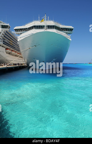 Kreuzfahrtschiffe in Grand Turk British West Indies verankert Stockfoto