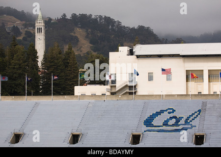 University of California in Berkeley Sather Tower mit Edwards-Stadion und die Freizeit Sport-Anlage im Vordergrund. Stockfoto