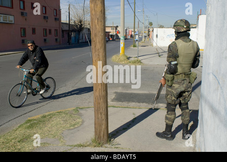 Bundesheer Truppen nehmen taktische Position an den Straßenecken übernimmt die Rolle der Polizei in Ciudad Juarez, Mexiko Stockfoto