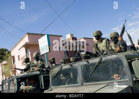 Bundesheer Truppen nehmen taktische Position auf Straßen von Juarez während einer Revision eines Mannes fahren ohne Kfz-Kennzeichen Stockfoto