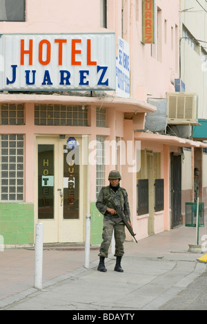 Ein Soldat steht Wache vor einem Hotel in der Innenstadt wo die Armee während der Operationen in Ciudad Juarez untergebracht ist Stockfoto