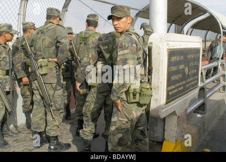 Eine kleine Gruppe von Soldaten der mexikanischen Armee Spaziergänge entlang der Santa Fe-Brücke zwischen Ciudad Juarez und El Paso Texas Stockfoto