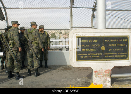 Eine kleine Gruppe von Soldaten der mexikanischen Armee Spaziergänge entlang der Santa Fe-Brücke zwischen Ciudad Juarez und El Paso Texas Stockfoto