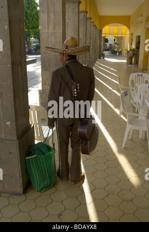 Mariachi Musiker stehen unter den Bögen dieser Linie den Stadtplatz von Ixtlahuacán Jalisco México Stockfoto