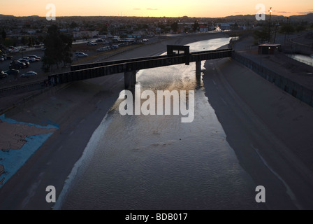 Der Rio Grande Fluss von der Santa Fe-Brücke zwischen El Paso und Juarez nach Westen bei Sonnenuntergang gesehen. Stockfoto