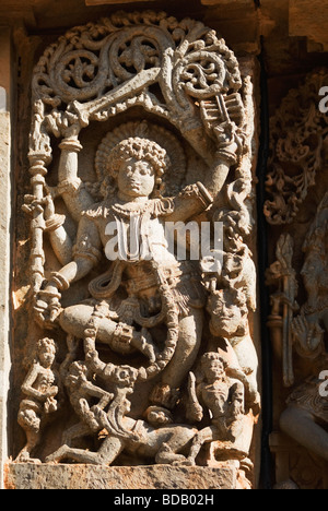 Bas-Relief auf einem Tempel, Shravanabelagola, Hassan District, Karnataka, Indien Stockfoto