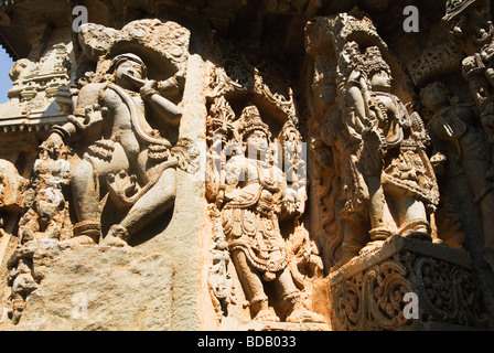 Bas-Relief auf einem Tempel, Shravanabelagola, Hassan District, Karnataka, Indien Stockfoto