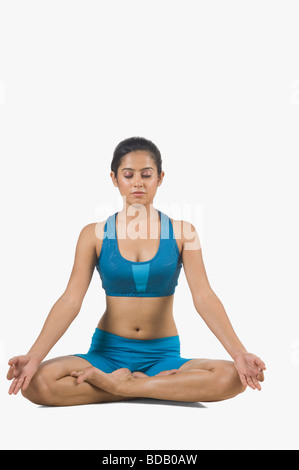 Nahaufnahme einer jungen Frau, Yoga zu praktizieren Stockfoto