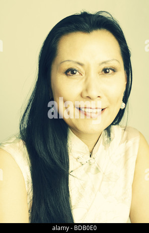 Porträt einer Mitte erwachsenen Frau lächelnd Stockfoto