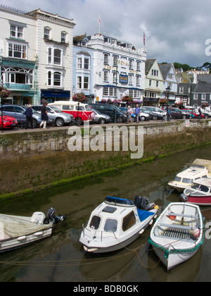 Blick auf den Kai über den inneren Hafen, einschließlich der königlichen Burg Hotel Dartmouth Devon UK Stockfoto