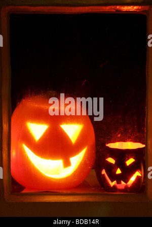 Zwei Halloween-Kürbisse in einem Fenster Stockfoto