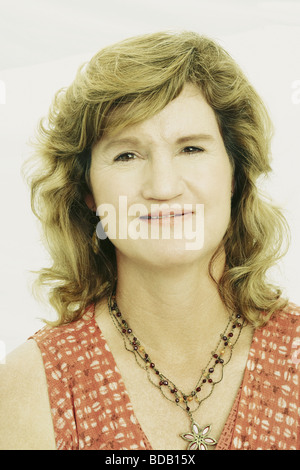 Porträt einer reifen Frau denken Stockfoto