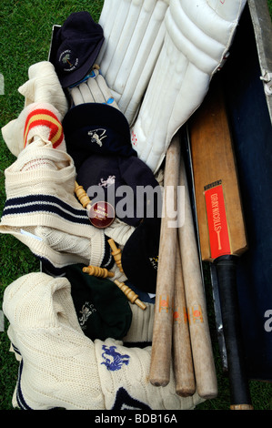 Cricket Ausrüstung verschiedene Elemente, die eine Melone oder Schlagmann besitzen würde, gespeichert in einer box Stockfoto