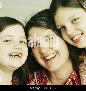 Porträt einer reifen Frau lächelnd mit ihren Töchtern Stockfoto