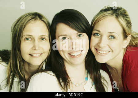 Porträt von zwei jungen Frauen mit einer mittleren erwachsenen Frau lächelnd Stockfoto
